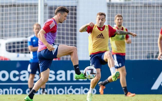 Rubén Peña, ante Kike Barja, en el entrenamiento de esta mañana en Tajonar.