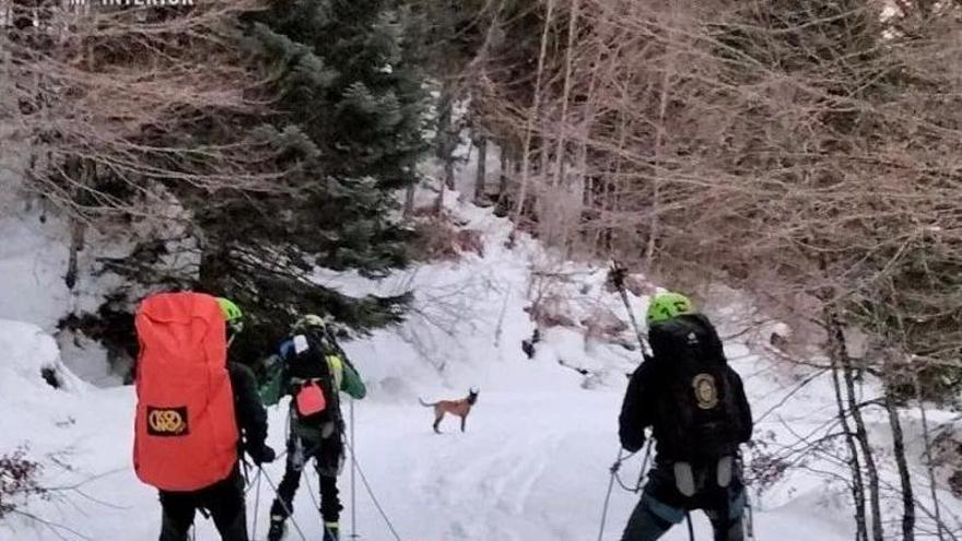 Imagen de los especialistas de la Guardia Civil, en uno de los rescates.