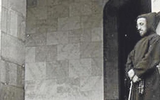 El Padre Donostia, en el atrio de la iglesia, en 1921.