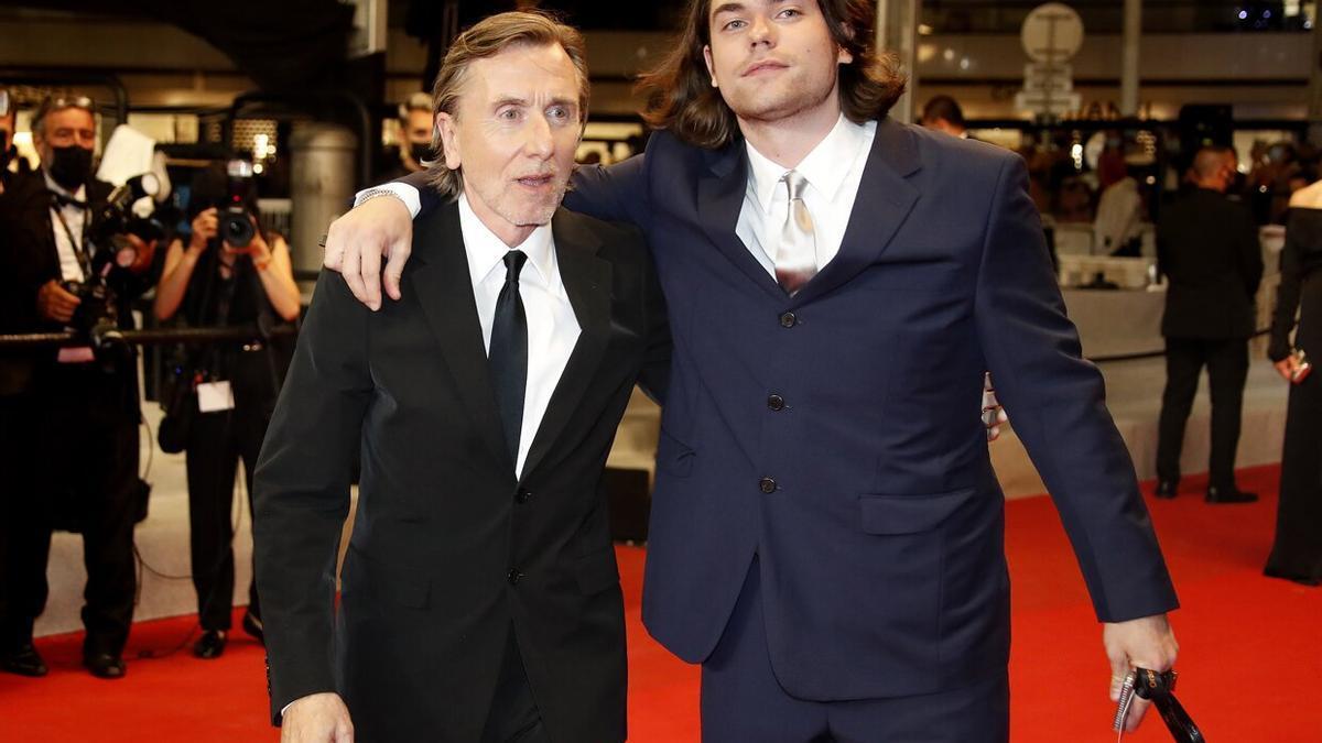 El actor Tim Roth (i) junto a su hijo Michael Cormac Roth