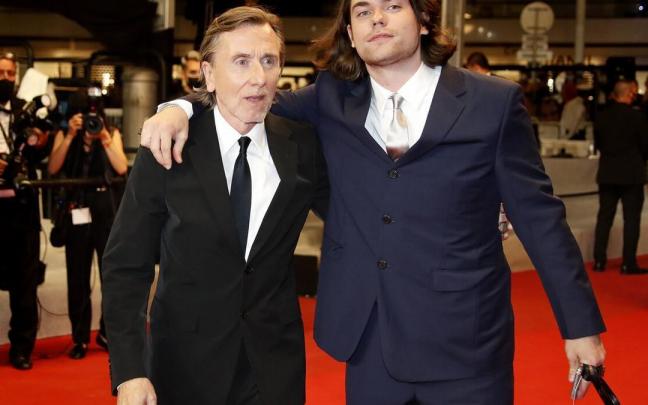 El actor Tim Roth (i) junto a su hijo Michael Cormac Roth