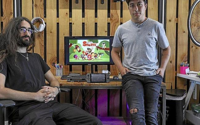 Javier Pérez Estarriaga (d) junto a un compañero de Cokoon Games Lab, empresa que se dedica a los videojuegos y que ha lanzado ‘Narona Sports’.