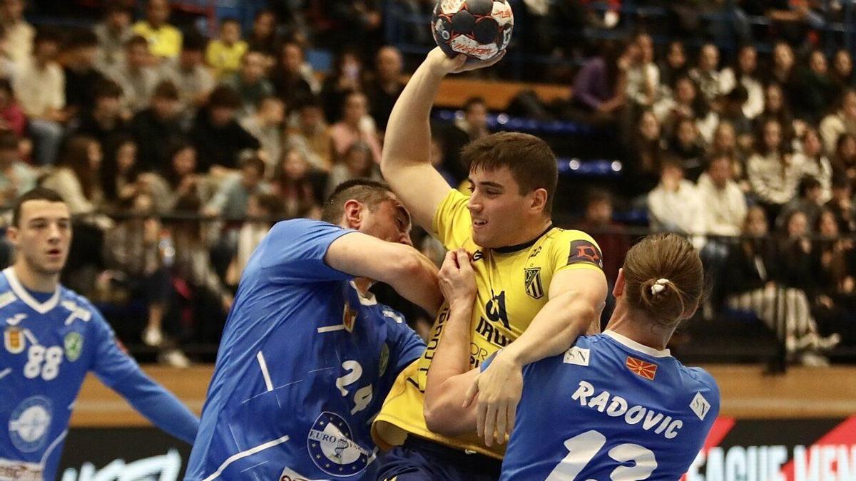 Gorka Nieto es frenado por dos defensores del Eurofarm, en el partido de Artaleku.