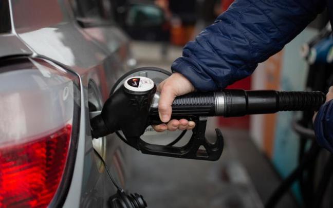 Un hombre reposta gasolina en una estación de servicio. Un hombre reposta gasolina en una estación de servicio.