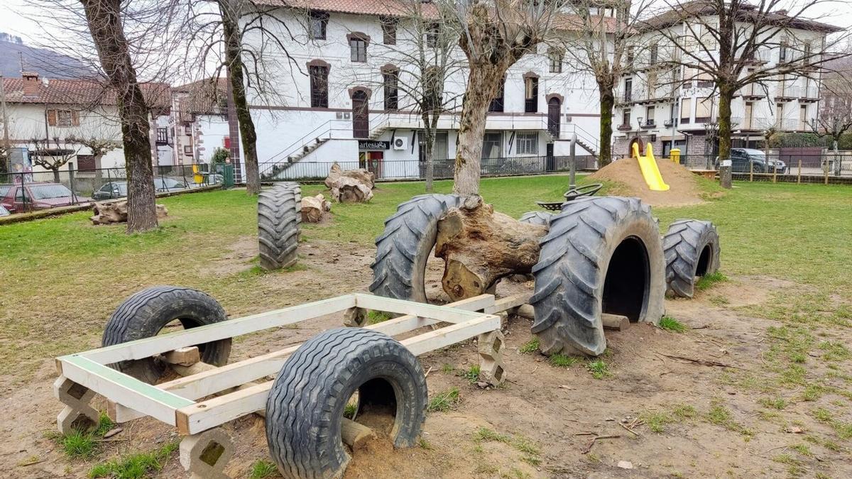 Herri hezitzailearen filosofiarekin bat egiten du Baztan Ikastolako parke berrituak.