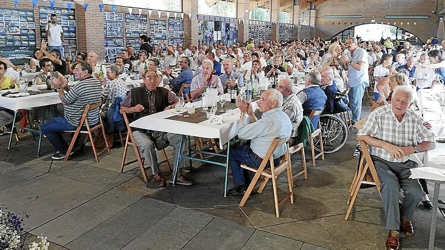 Algunos de los legazpiarras que asistieron a la comida. | FOTO: TERE MADINABEITIA