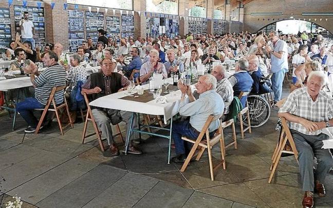 Algunos de los legazpiarras que asistieron a la comida. | FOTO: TERE MADINABEITIA Algunos de los legazpiarras que asistieron a la comida. | FOTO: TERE MADINABEITIA