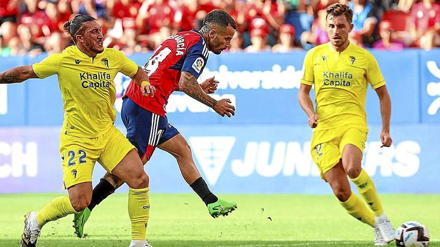 Rubén García es presionado por el Pacha Espino al intentar disparar a portería.