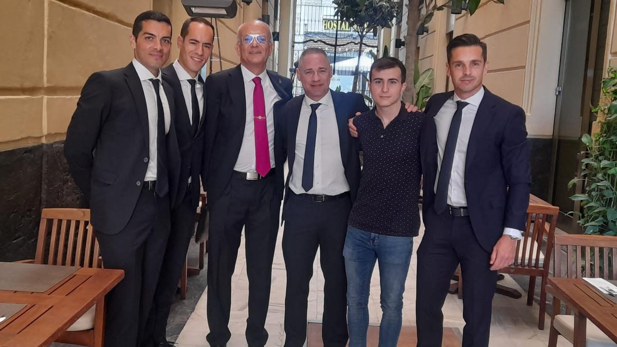 Xabier Roncal (segundo por la derecha) junto con Del Cerro Grande (primero por la derecha) y todo su equipo.