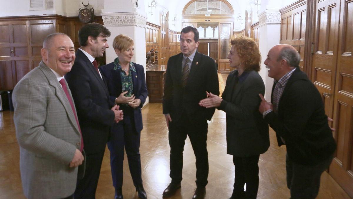 Representantes de las cooperativas hablan con Arantxa Tapia y Miguel Irujo.