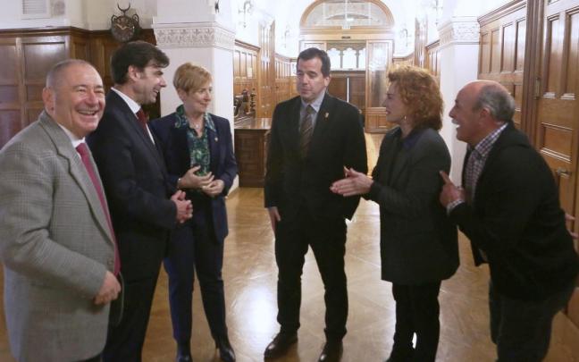 Representantes de las cooperativas hablan con Arantxa Tapia y Miguel Irujo. Representantes de las cooperativas hablan con Arantxa Tapia y Miguel Irujo.