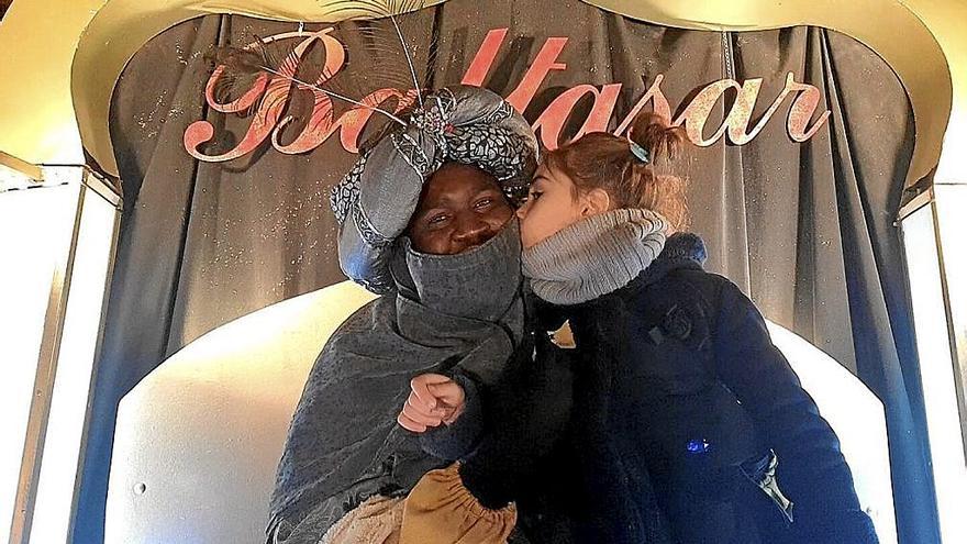 Naima Castillejo Marín dándole un beso al Rey Baltasar en Marcilla.