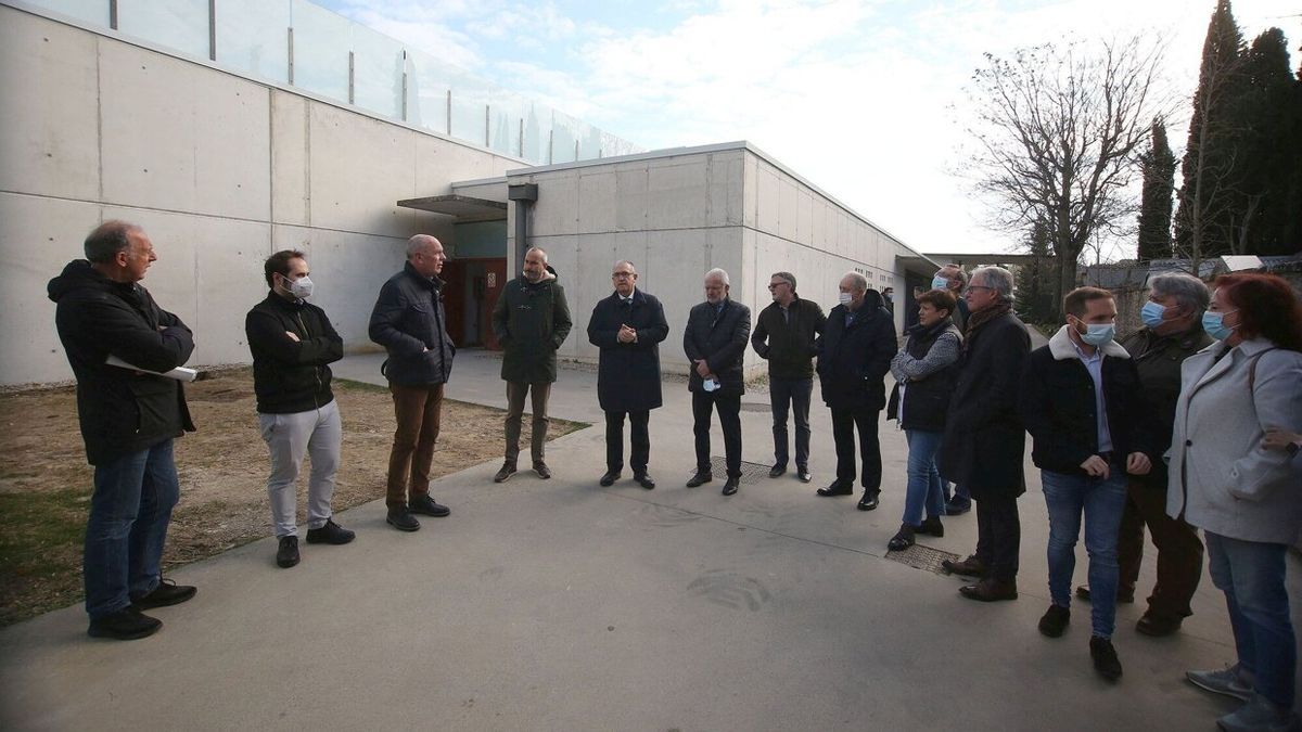 Miembros de la Comisión de Urbanismo, visitando el nuevo horno crematorio.