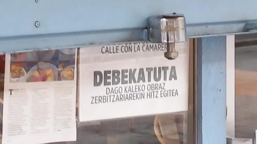 “Prohibido hablar con la camarera de las obras de la calle”. “Debekatuta dago kaleko obraz zerbitzariarekin hitz egitea”.