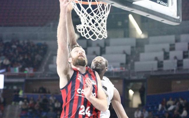 Costello anota una canasta a aro pasado ante la oposición de Shako