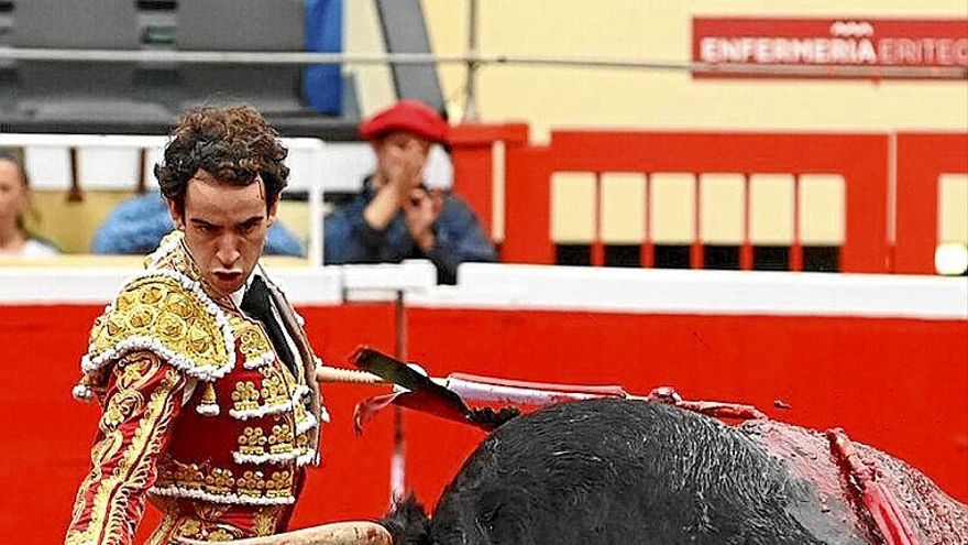Uno de los muletazos de Mario Navas con el toro que parece escarbar en busca de minerales bajo tierra.