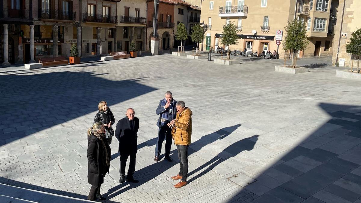 Visita del diputado general a la renovada plaza de Agurain