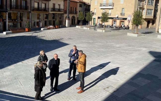 Visita del diputado general a la renovada plaza de Agurain