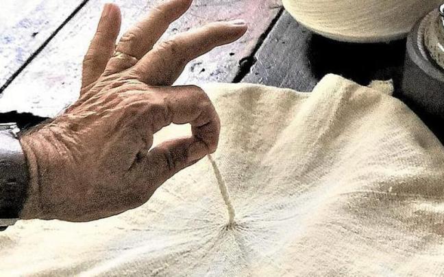 Detalle de la perilla de una boina.