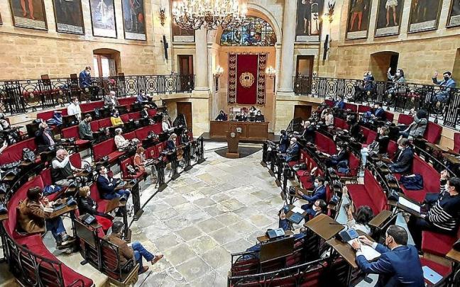 Sesión plenaria de las Juntas Generales, que debaten y aprueban en su caso las iniciativas populares en Gernika.