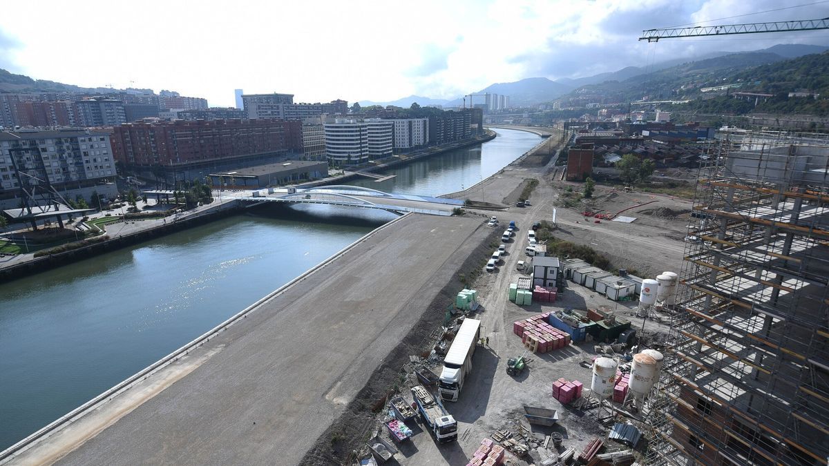 La orientación sur, más amplia. Mirando hacia el resto de la isla, el edificio es una atalaya perfecta para ver cómo se va a desarrollar urbanísticamente Zorrotzaurre durante la próxima década. Se observa el puente que conecta con el barrio de San Inazio –actualmente solo en uso para el transporte que requieren las obras– y la lámina de agua que conforma el canal de Deusto encauzado tras el ensanchamiento de la isla finalizado el pasado año.