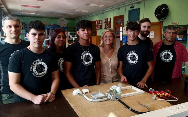 Amaia del Campo, junto a los creadores del cortometraje &lsquo;La &Uacute;nica Electricista&rsquo;.