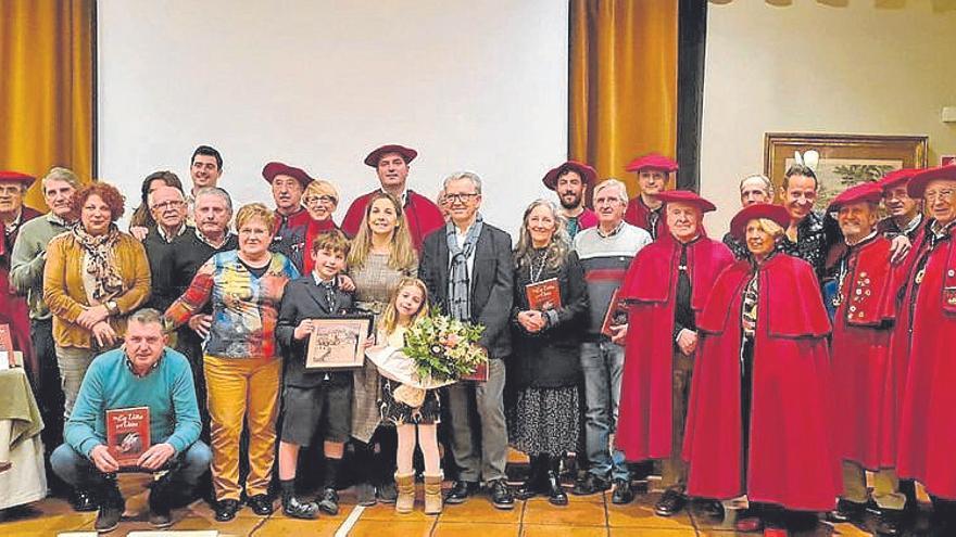 Foto de familia del acto en el que se dio a conocer el libro. | FOTO: CEDIDA