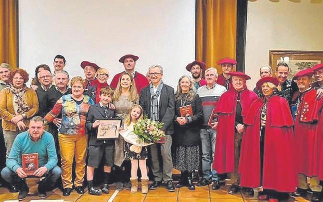 Foto de familia del acto en el que se dio a conocer el libro. | FOTO: CEDIDA Foto de familia del acto en el que se dio a conocer el libro. | FOTO: CEDIDA