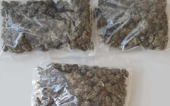 Imagen de la droga encontrada en el autob&uacute;s