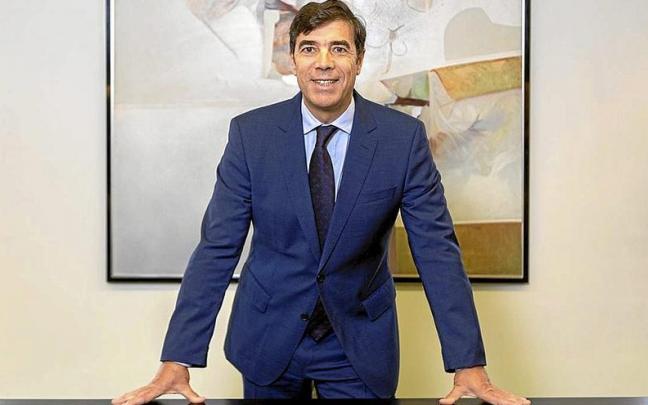 El presidente de Kutxabank, Anton Arriola, posa en su despacho tras su nombramiento.