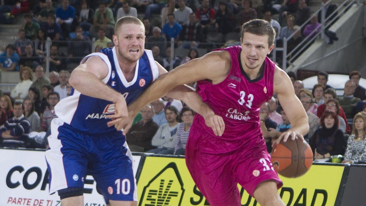 Mirza Teletovic trata de superar a Leunen, del Cantú, durante el partido Caja Laboral - Bennet Cantú de la Euroliga durante el curso 2011-12
