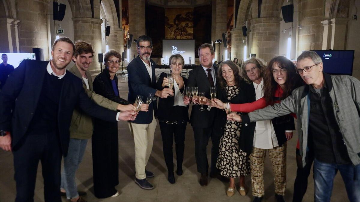 Los representantes institucionales brindan por los 120 años del Museo San Telmo.