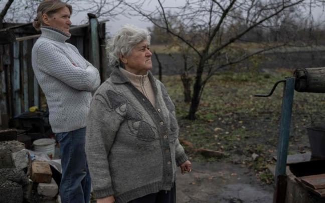 Una mujer mira al vacío en plena ofensiva rusa en la zona de Donetsk, Ucrania. Una mujer mira al vacío en plena ofensiva rusa en la zona de Donetsk, Ucrania.