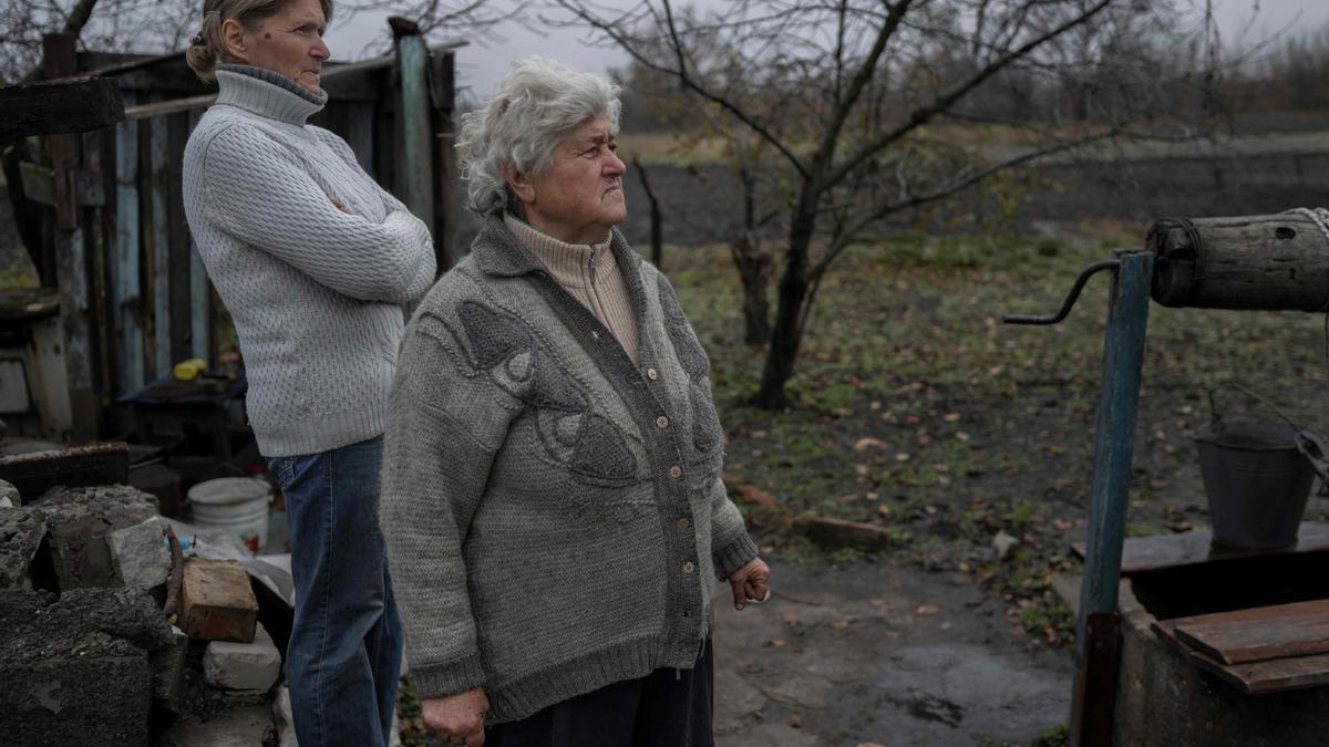 Una mujer mira al vacío en plena ofensiva rusa en la zona de Donetsk, Ucrania.