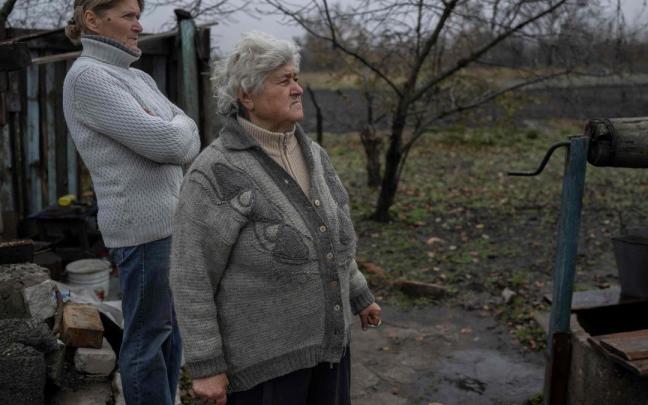 Una mujer mira al vac&iacute;o en plena ofensiva rusa en la zona de Donetsk, Ucrania.