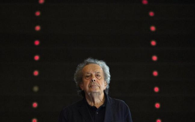 El filósofo Francisco Jarauta, en las escaleras de Baluarte.