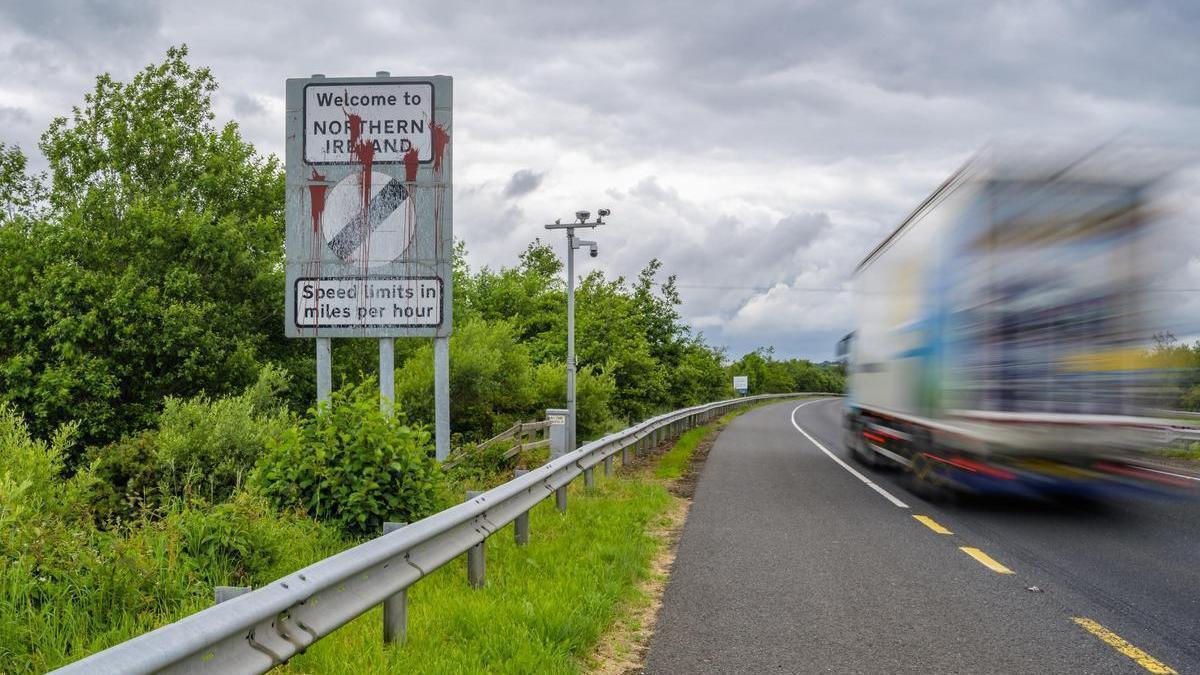 Un vehículo circula cerca de Newry, en la frontera con Irlanda del Norte.