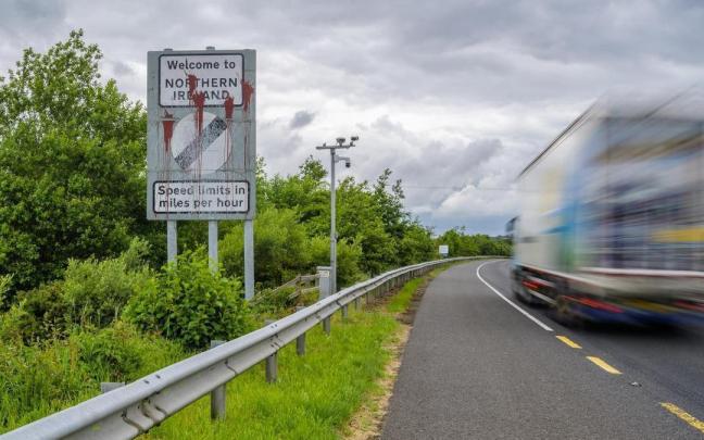 Un vehículo circula cerca de Newry, en la frontera con Irlanda del Norte. Un vehículo circula cerca de Newry, en la frontera con Irlanda del Norte.