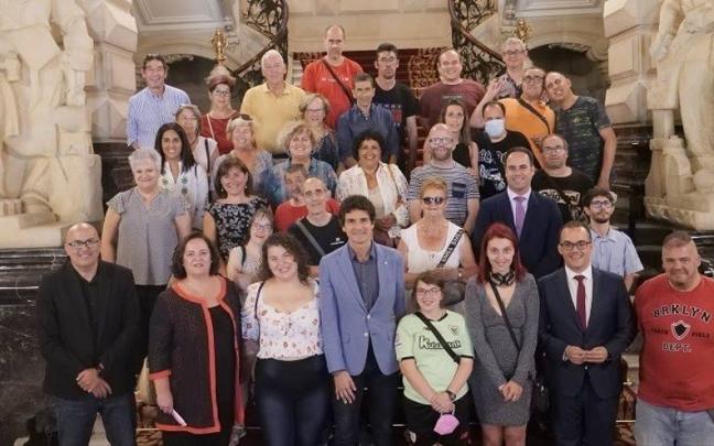 Junto a Rementeria y Sergio Murillo estuvieron la presidenta de Gorabide, Susana Gorbeña, miembros de la junta directiva, usuarios, familiares, profesionales y voluntarios de la asociación. Junto a Rementeria y Sergio Murillo estuvieron la presidenta de Gorabide, Susana Gorbeña, miembros de la junta directiva, usuarios, familiares, profesionales y voluntarios de la asociación.