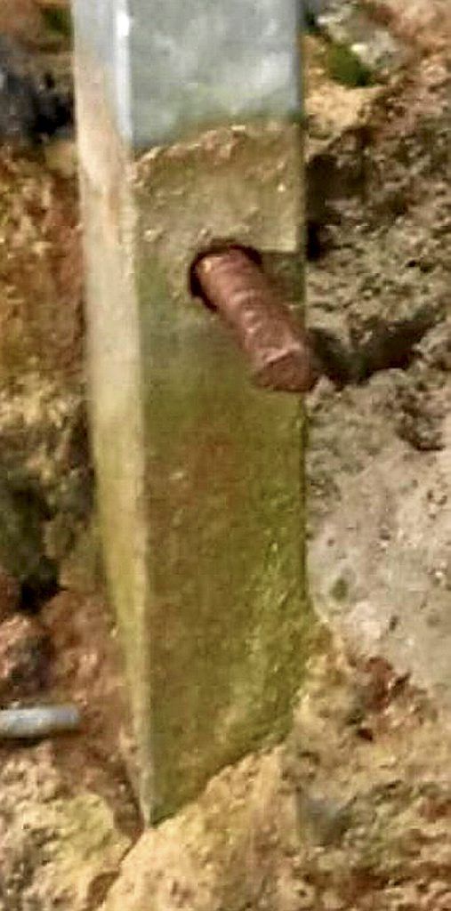 Detalle del hierro a pie de campo que provocó el desgarro al joven futbolista.