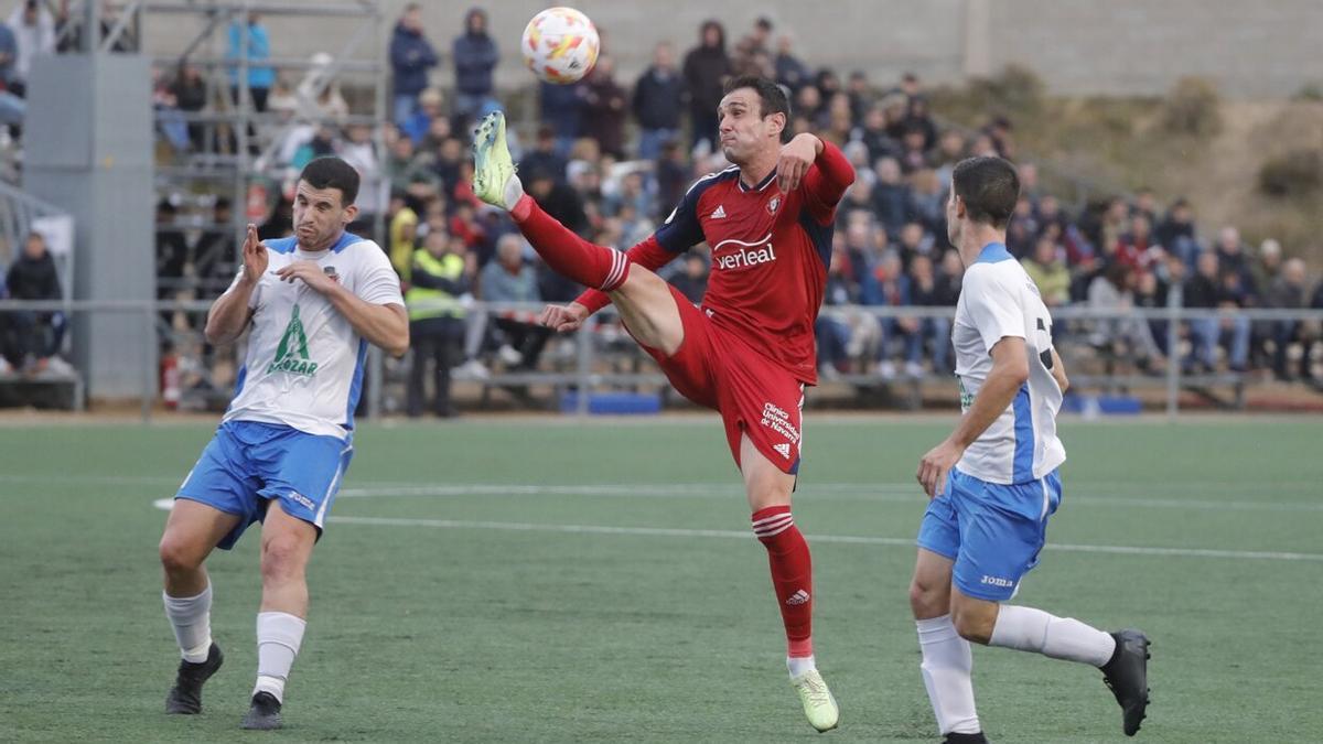 Kike García trata de controlar es esférico en el partido de Copa del Rey frente al Fuentes