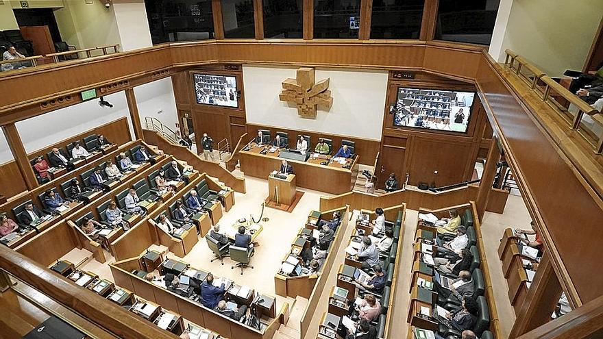 Instantánea de una sesión llevada a cabo en el Parlamento Vasco, en Gazteiz.