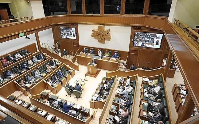 Instantánea de una sesión llevada a cabo en el Parlamento Vasco, en Gazteiz. Instantánea de una sesión llevada a cabo en el Parlamento Vasco, en Gazteiz.