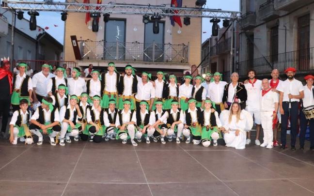 Actores, gaiteros y danzantes del Paloteado de Cabanillas posan al acabar la representación.