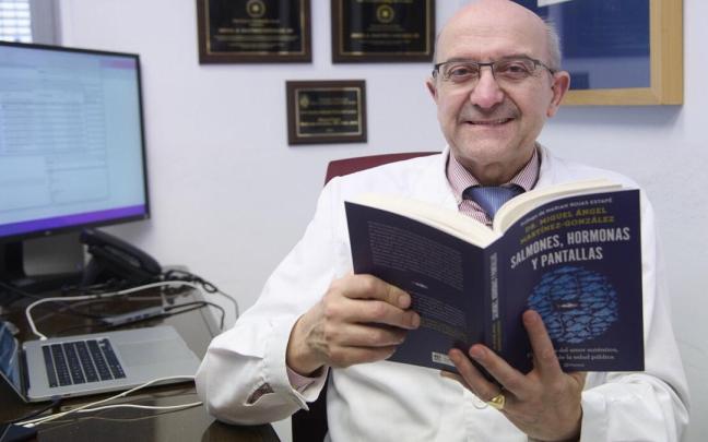 El doctor Miguel Ángel Martínez, con un ejemplar del libro 'Salmones, hormonas y pantallas'. El doctor Miguel Ángel Martínez, con un ejemplar del libro 'Salmones, hormonas y pantallas'.
