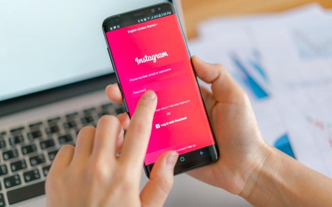 Un usuario se prepara para acceder a la app de fotos y vídeos.