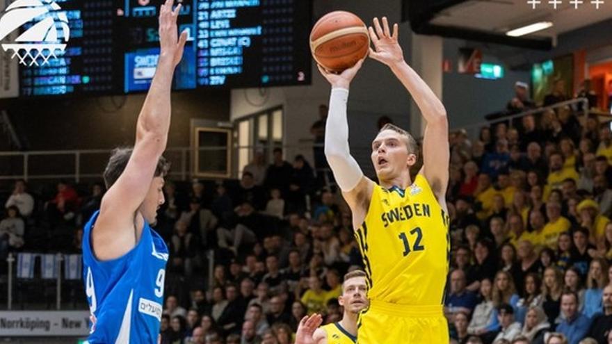 Hakanson lanza a canasta ante Israel