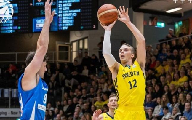 Hakanson lanza a canasta ante Israel