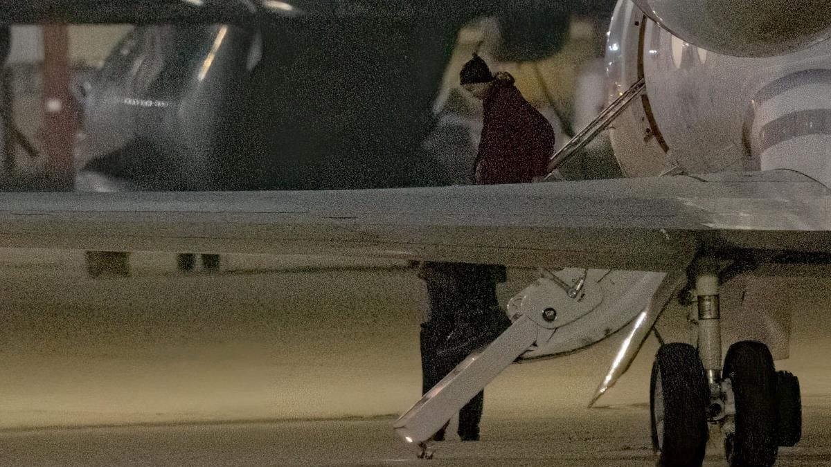 Brittney Griner aterriza en el aeropuerto de San Antonio.