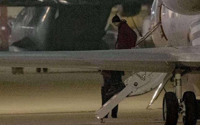 Brittney Griner aterriza en el aeropuerto de San Antonio.